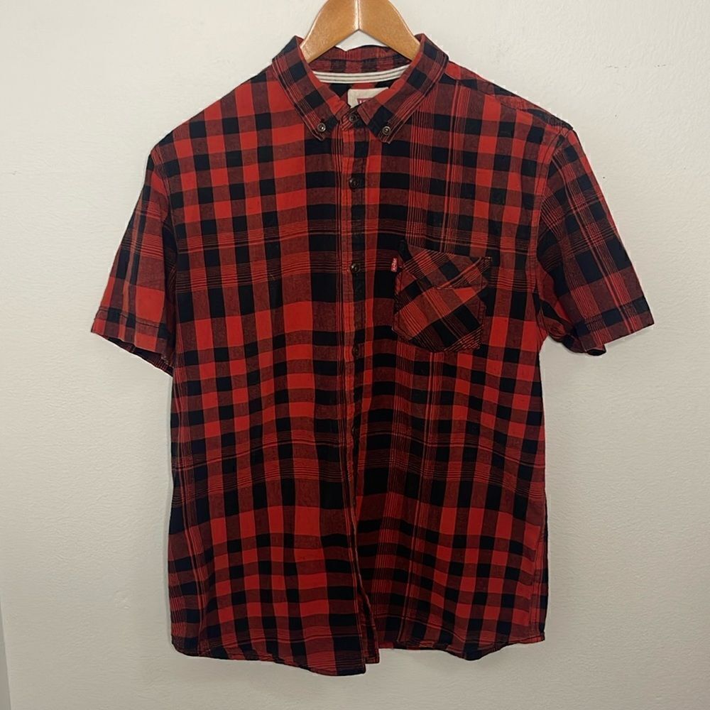 Classic Levi’s vintage button down short sleeve cotton shirt.  Size Medium.